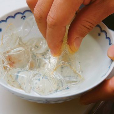 젤라틴은 얼음물에 녹인 후 분량의 재료를 모두 섞어 불에 올린 후, 70도가 넘지 않도록 잘 저어가며 섞어준 뒤 종지에 담아 냉장고에 넣고 굳혀 주세요.