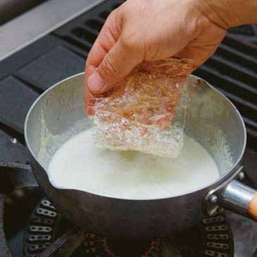 젤라틴을 얼음물에 녹인 뒤, 순서 1에 젤라틴과 설탕을 넣고 80도가 넘지 않도록 약한 불에서 녹여 주세요.