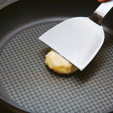 프라이팬에 기름을 둘러 순서 3을 넣고 호떡용 눌림 도구로 누른 뒤 약한 불에서 뒤집어가며 노릇노릇하게 익혀 주세요.
*Tip. 익힐 때 수분이 완전히 빠져야 식감이 살아나서 더 맛있어요!