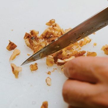 토란은 잘 씻은 다음 찜통에 쪄서 껍질을 벗긴 뒤 체에 받치고, 호두는 프라이팬에 볶아 잘게 다져주세요.