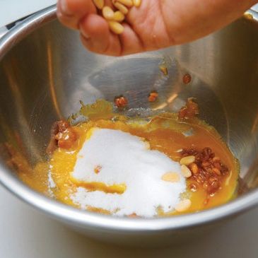 박력분과 찹쌀가루, 잣을 순서 1과 섞어주세요.