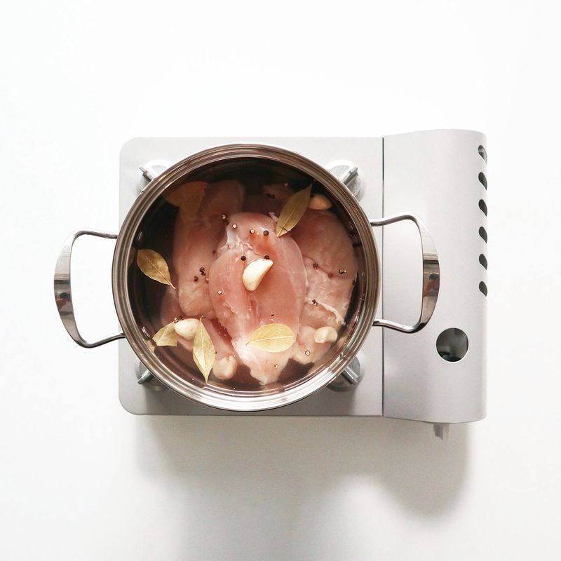 냄비에 닭가슴살을 넣고 잠길 정도로 물을 부어주세요. 물이 끓어오르면 마늘 5쪽, 월계수잎, 통후추를 넣고 20분간 삶아주세요.