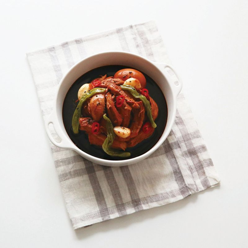 한김 식힌 뒤 소분하면 완성입니다.
닭가슴살 또띠아롤, 닭가슴살 김밥 등 여러 밀프렙 다이어트 레시피로 활용 가능하답니다.
*Tip. 매운 고추를 함께 조려도 맛있어요.
삶은 달걀을 더 넣어서 밥반찬으로 먹어도 좋아요.
함께 조린 장조림달걀은 닭가슴살양배추달걀덮밥으로 만들어보세요.
조리고 남은 간장은 덮밥이나 비빔밥에 곁들여요.
응용 요리를 만들고 닭가슴살 장조림이 남으면 다른 레시피에 활용하거나 밥반찬으로 먹어요.