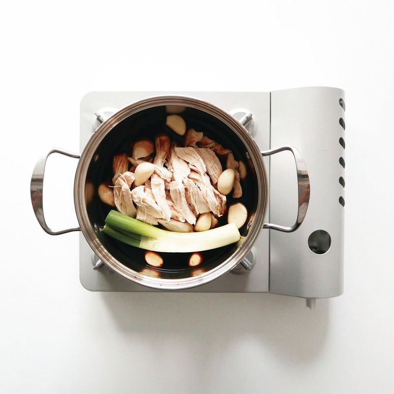 다시 냄비에 분량의 물을 부어주세요. 닭가슴살과 나머지 재료를 모두 넣고 중간 불에서 자작해질 때 까지 15~20분간 조려주세요.