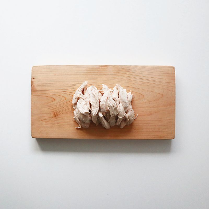 닭가슴살을 건져서 한 입 크기로 찢어주세요.