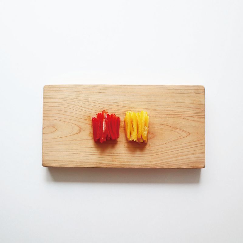 청상추는 흐르는 물에 씻은 뒤 물기를 털어내주고, 빨강 노랑 파프리카는 채 썰어주세요.