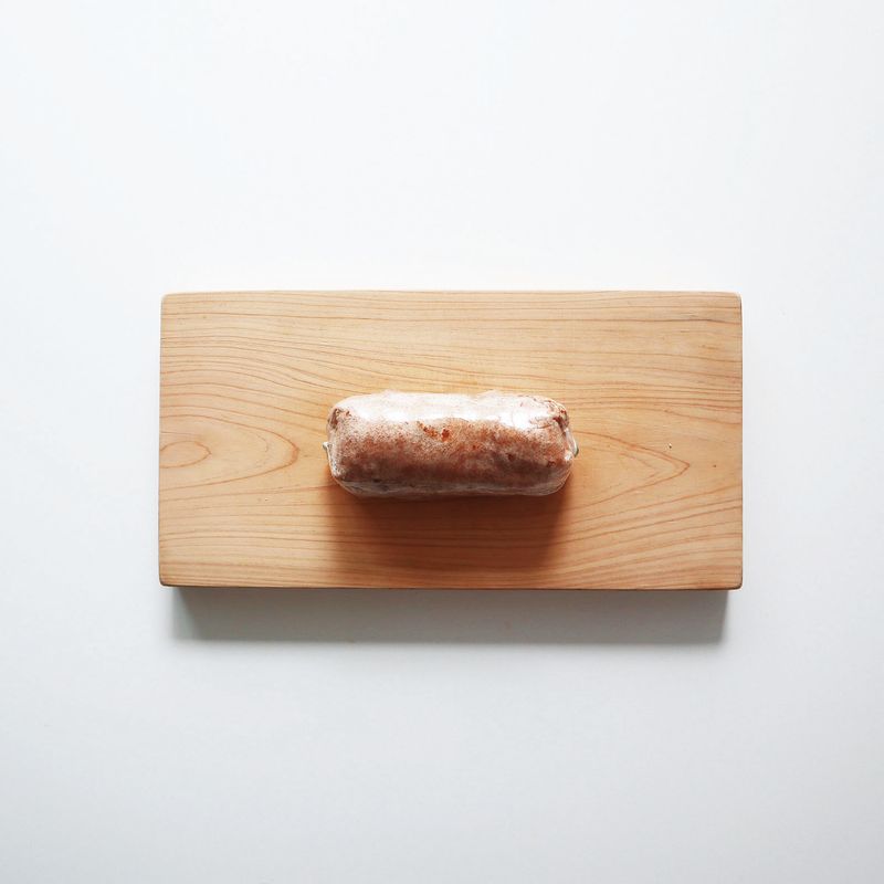 끝에서부터 돌돌 말고, 랩으로 두 번 정도 감싼 뒤 반으로 어슷 썰어 밀폐용기에 담아주세요.