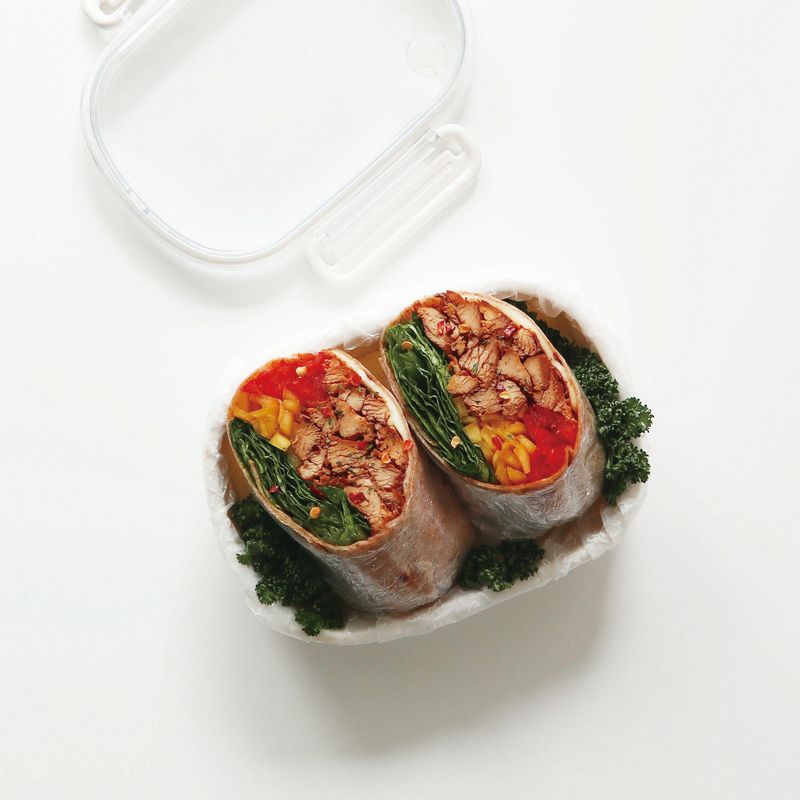 기호에 따라 크러쉬드 레드페퍼홀을 뿌려 맛있게 즐겨주세요.
*Tip. 원하는 채소나 과일을 넣어도 좋아요.