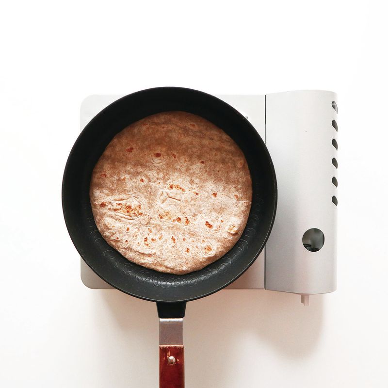 달굴 팬에 통밀또띠아를 앞뒤로 5초씩 구워주세요.