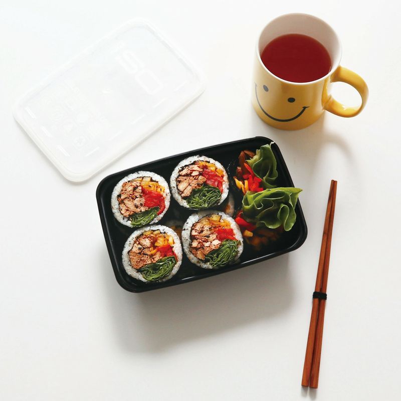 김밥을 펼친 뒤 한 입 크기로 썰어 밀폐용기에 담으면 완성이에요.
*Tip. 양배추, 당근 등 다른 채소를 넣어도 좋아요.