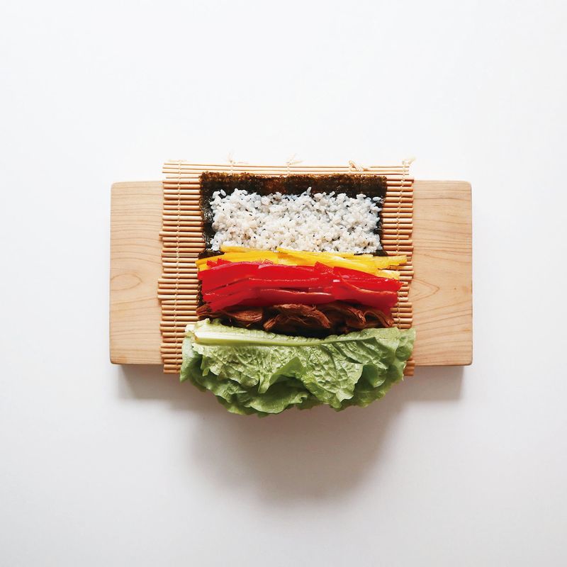 청상추와 닭가슴살 장조림, 파프리카를 올린 뒤 돌돌 말아주세요.