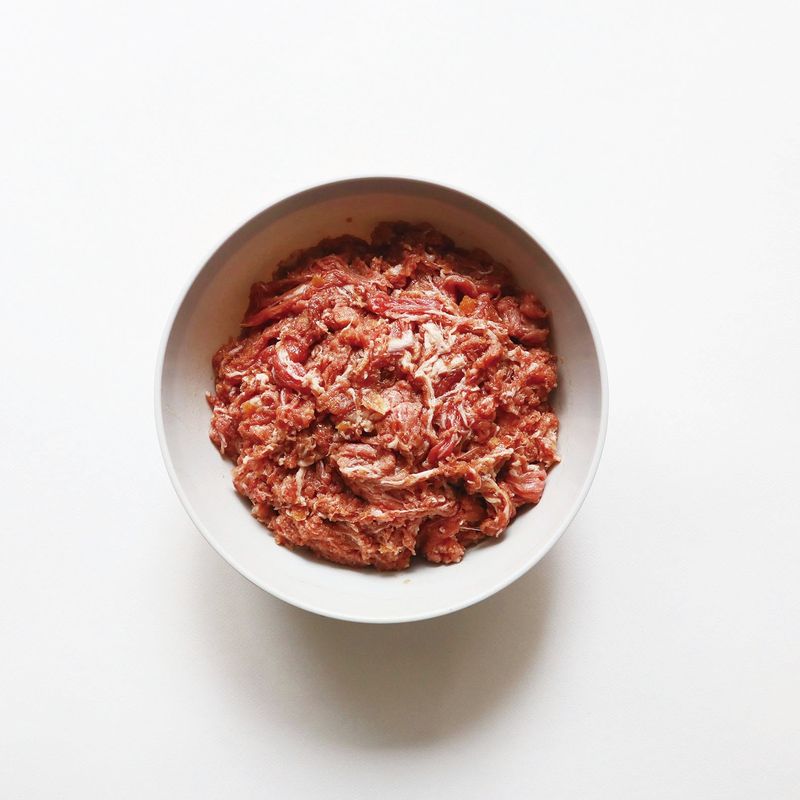 큰 볼에 핏물을 뺀 소고기를 넣고 양념을 부어 버무려주세요.