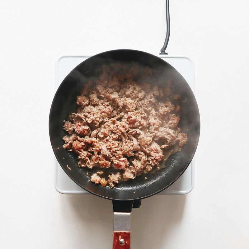 팬에 소고기를 넣고 중간 불에서 익을 때까지 저으며 볶아주세요.