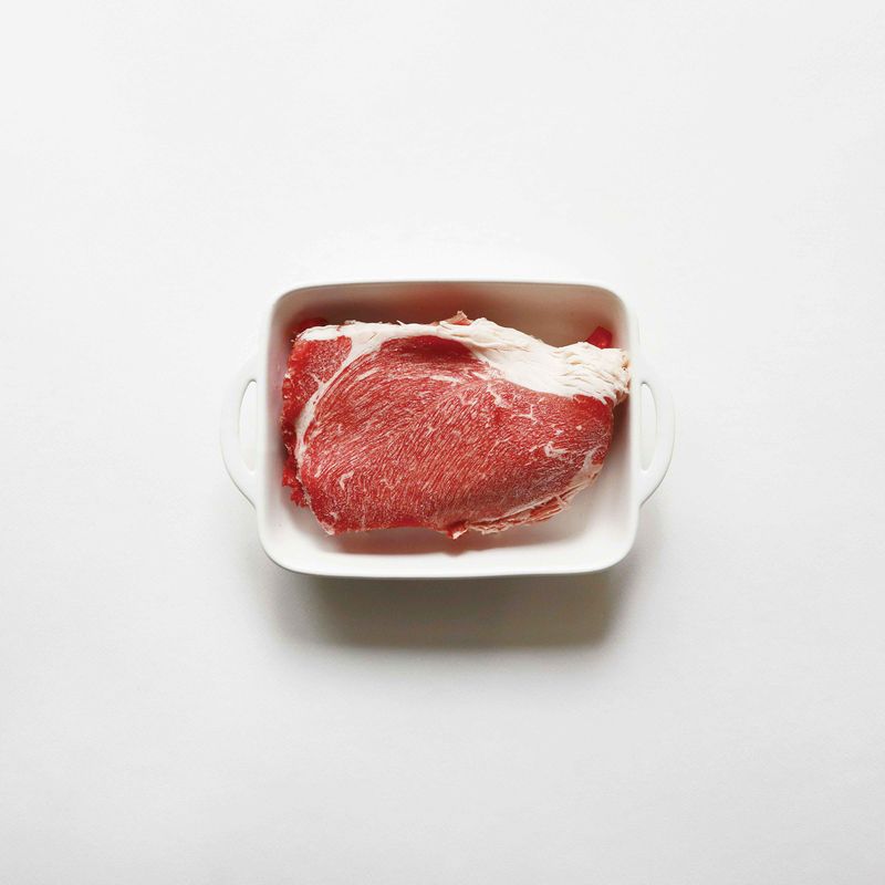 소고기를 한 입 크기로 자른 다음 키친타월로 꾹꾹 누르며 닦아 핏물을 제거해주세요.