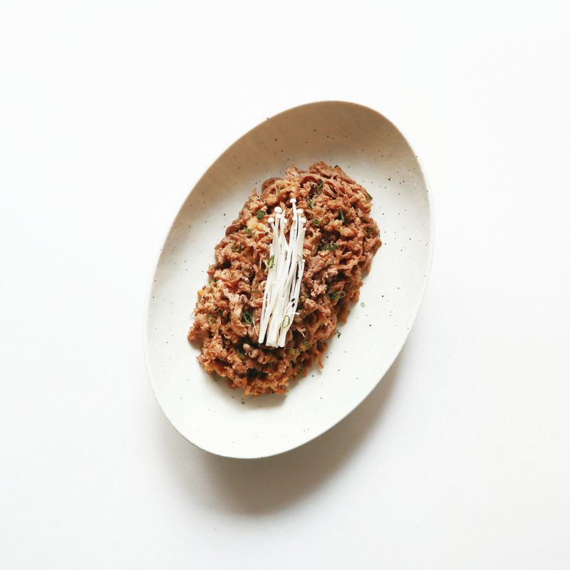 후춧가루 살짝 뿌려 마무리하면 완성이에요.
*Tip. 소고기를 큰 볼에 담고 찬물을 부어 10분 정도 핏물을 빼도 좋아요. 핏물을 뺀 뒤 체에 밭쳐 물기를 제거해요.
사과와 배, 양파를 1조각씩 양념에 갈아 넣어도 풍미가 좋아요.
볶으면서 고기의 수분이 날아가 소불고기를 완성하면 550g 정도 돼요. 더 바싹 볶으면 무게가 더 줄어요.
밀프렙을 바로 하지 않을 경우에는 양념한 소고기를 한꺼번에 볶지 말고, 소분해서 냉장고에 넣어 보관하다가 그때그때 채소를 추가하거나 양념을 조금 더해서 요리해요.