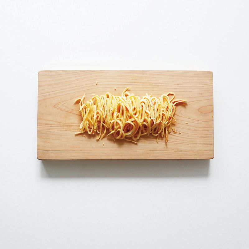 불고기 달걀덮밥을 위한 재료 이미지로 현미밥,소분한 소불고기,달걀,쪽파,올리브유 등으로 구성 되어있습니다.