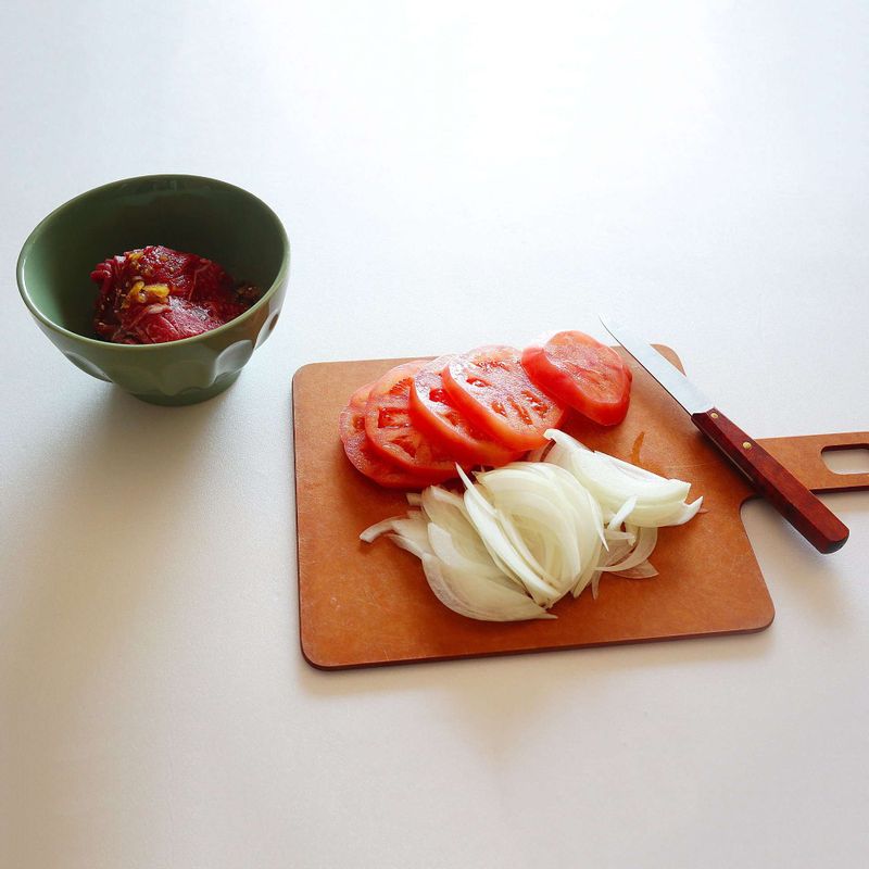 쇠고기는 핏물을 제거하고 불고기 양념에 재워주세요. 토마토는 0.7cm 두께로 둥글게 썰고 양파는 채 썹니다. 양상추, 깻잎은 찬물에 담갔다 물기를 제거하고 적당한 크기로 잘라주세요.