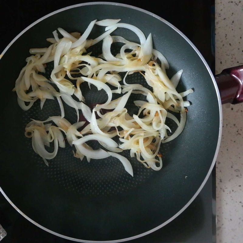 달군 팬에 식용유를 약간 두른 후 양파를 넣고 소금, 후추로 간을 해 색이 나도록 볶아주세요. 양파를 덜어두고 팬에 쇠고기를 올려 중간불에서 익혀주세요.