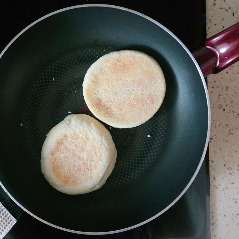 잉글리시머핀은 반을 가르고 달군 팬에 살짝 구워 주세요.