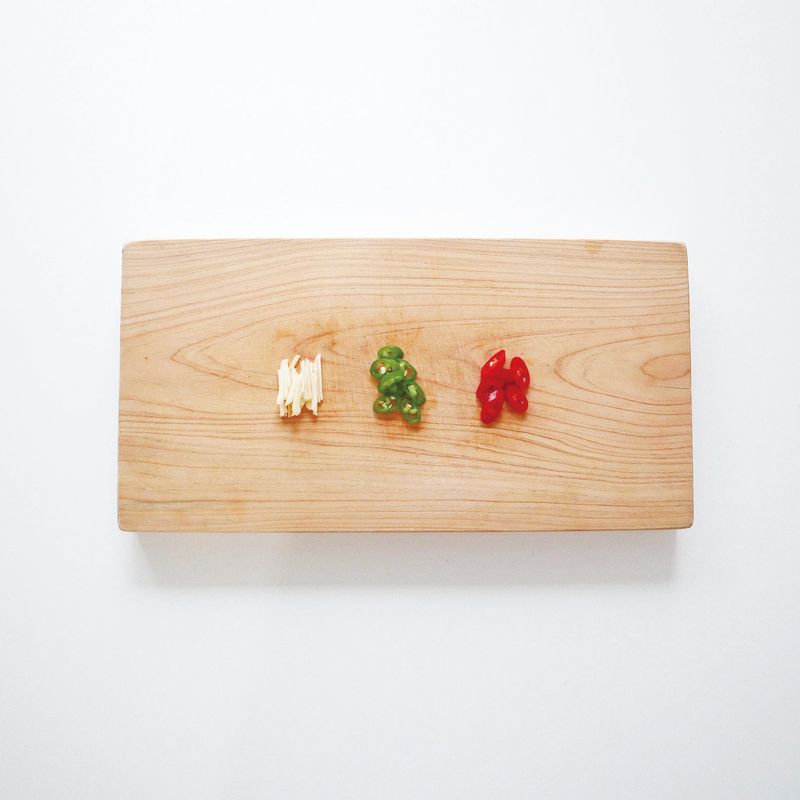 불고기 상추쌈밥을 위한 재료 이미지로 현미밥,소분한 소불고기,청고추, 홍고추,청상추,마늘 등으로 구성 되어있습니다.