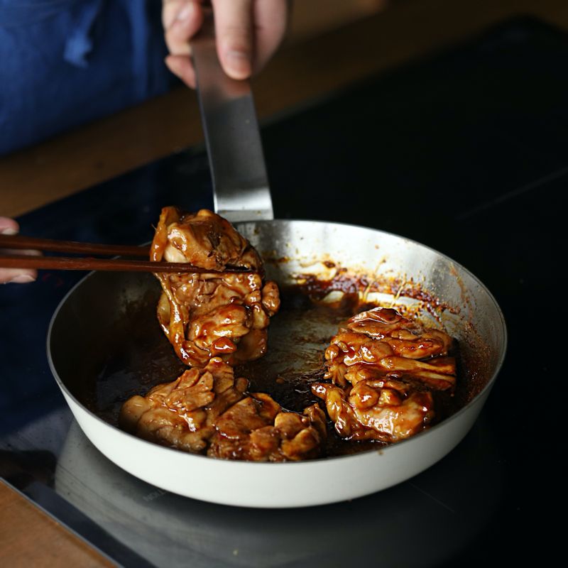 달군 팬에 오일을 두른 후 중약불에서 닭다리살을 앞뒤로 익힌 후 먹기 좋은 크기로 잘라주세요.