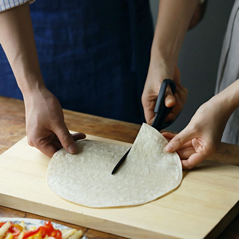 가위로 토르티야의 중앙까지 자른 후 꼬깔콘 모양처럼 말아주세요. 볶은 야채와 닭다리살, 과카몰리를 넣은 후 치즈를 뿌려 완성해주세요.
(기호에 따라 스리라차 소스나 머스타드 소스 등을 곁들여 드셔도 좋아요)