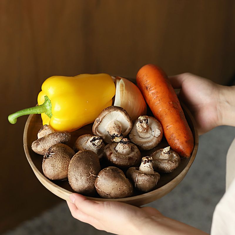 표고버섯 파프리카 볶음을 위한 재료 이미지로 표고버섯,양파,당근,파프리카,다진 마늘 등으로 구성 되어있습니다.