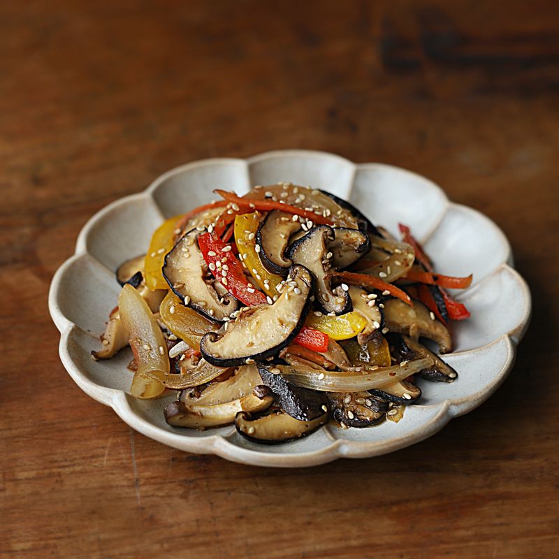 완성된 표고버섯 파프리카 볶음에 참기름을 두르고 통깨를 뿌려 맛있게 즐겨주세요.