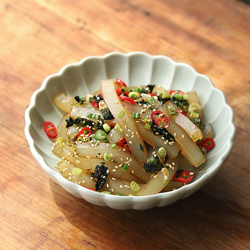 통깨를 뿌려 맛있게 즐겨주세요. 모자란 간은 소금으로 맞춰주세요.