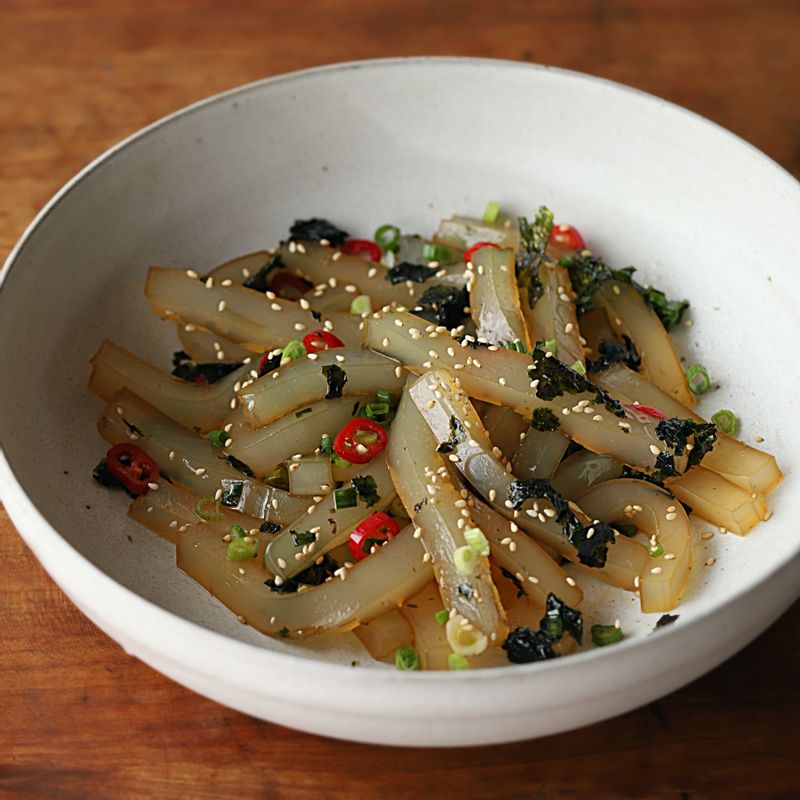 쪽파와 홍고추를 넣고 조미김을 손으로 부숴 넣은 후 조물조물 무쳐주세요.