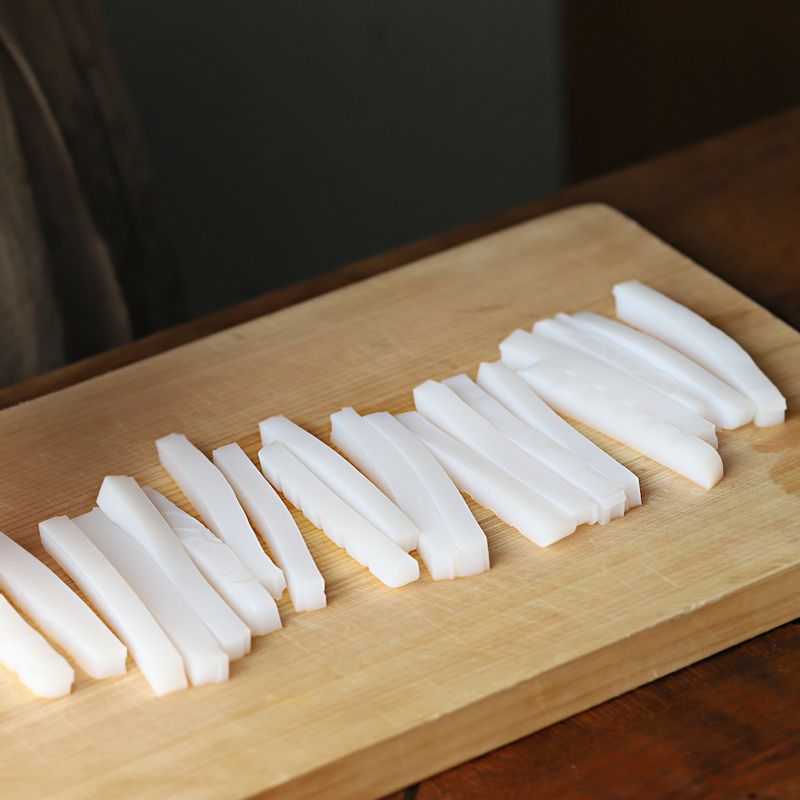 청포묵은 적당한 두께로 채를 썰어주세요. 체에 밭쳐 끓는 물에 데친 후 찬물에 담가주세요.
(청포묵이 완전히 투명해 질때까지 데쳐주세요)