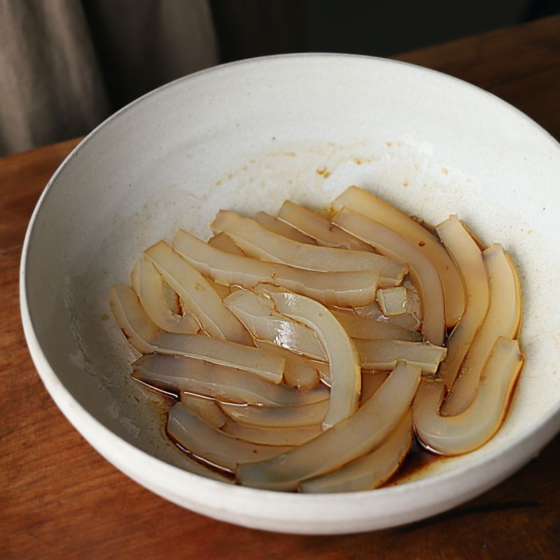 볼에 데친 청포묵을 넣고 간장과 참기름을 넣어 버무려주세요.
