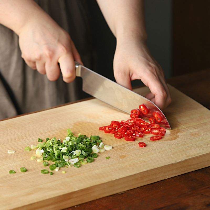 쪽파와 홍고추는 종종 썰어주세요.