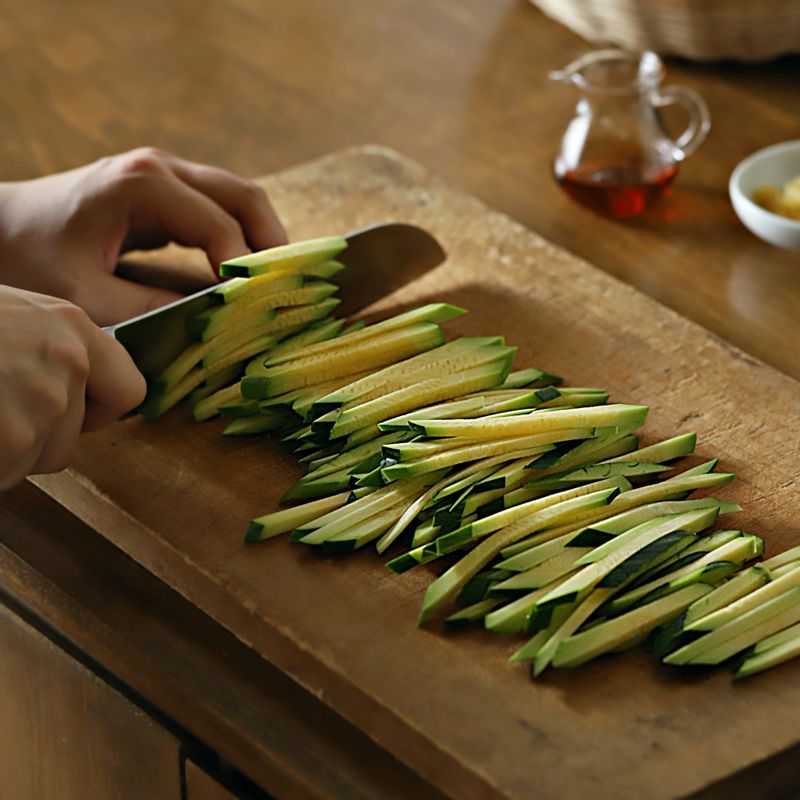 애호박은 0.5cm 두께로 어슷하게 썬 후 채를 썰어 주세요.