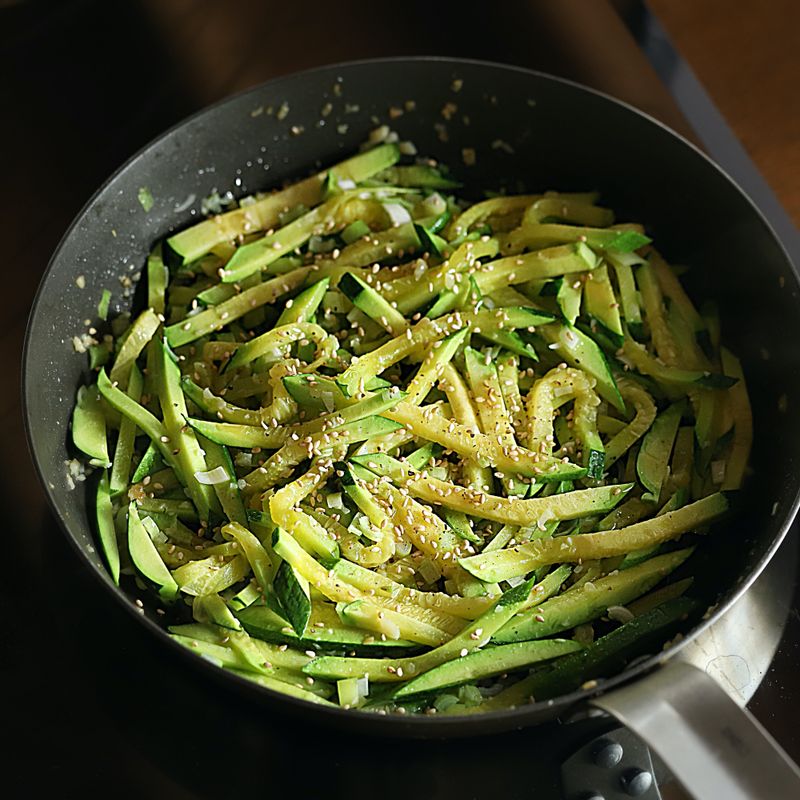 완성된 애호박 볶음에 참기름을 두르고, 통깨를 뿌려 맛있게 즐겨주세요.