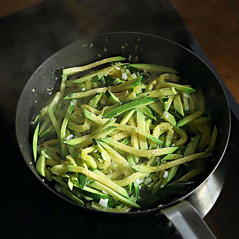 호박이 반 정도 익으면  채수와 소금을 섞어 부어주세요. 뚜껑을 닫아 1~2분 정도 익혀주세요.