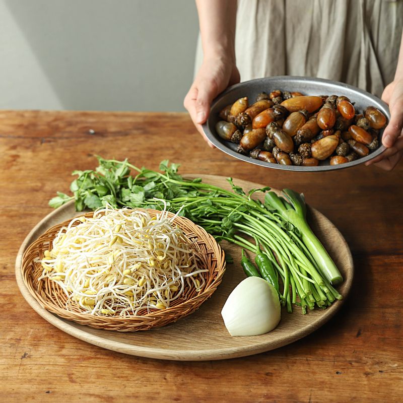 미더덕 콩나물 찜을 위한 재료 이미지로 미더덕,콩나물,미나리,멸치 다시마 육수,양파 등으로 구성 되어있습니다.