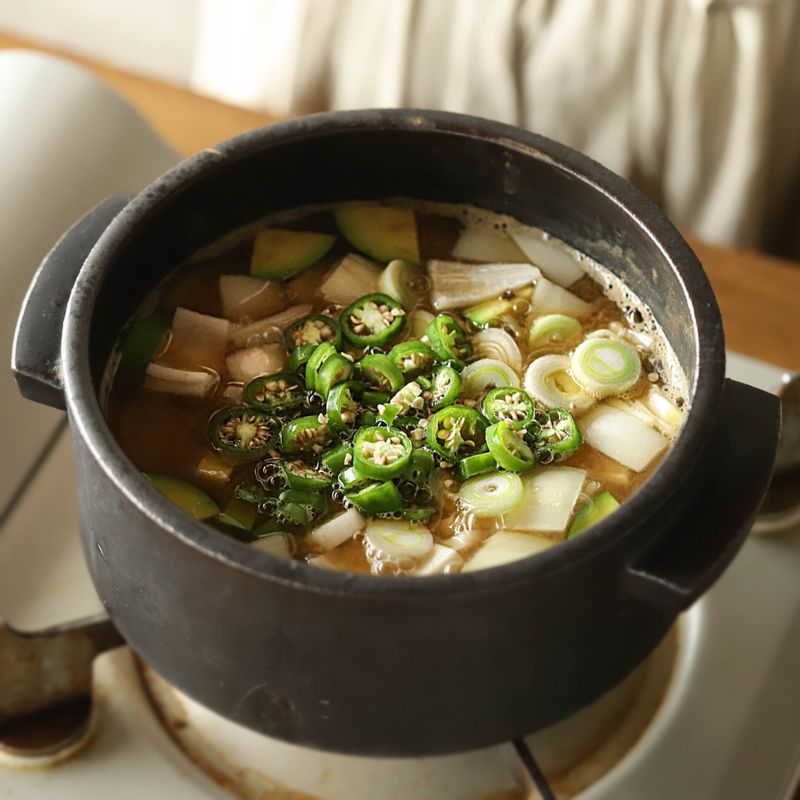 양파, 대파, 두부, 청양고추, 고춧가루를 넣고 한소끔 끓인 후 소금물에 깨끗이 씻은 미더덕을 넣어 2~3분간 끓여 완성해 주세요.