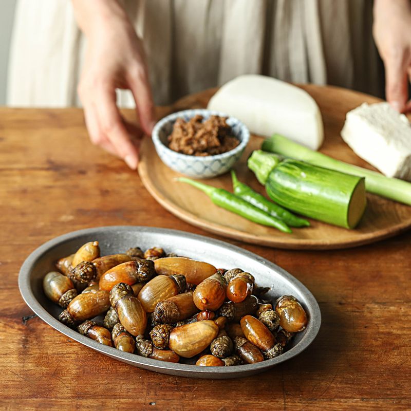 미더덕 된장찌개을 위한 재료 이미지로 미더덕,무,애호박,두부,양파 등으로 구성 되어있습니다.