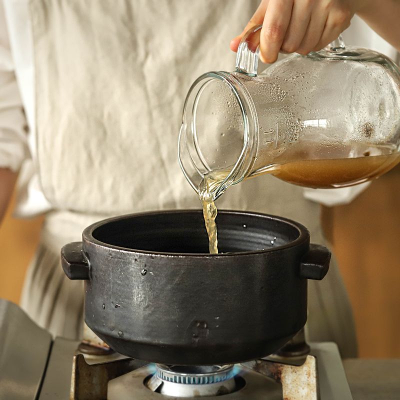 냄비에 멸치 다시마 육수를 붓고 된장을 넣어 풀어 주세요. 국물이 끓으면 썰어둔 무와 호박을 넣어 1분간 끓여주세요.