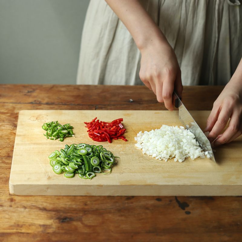 대파와 청고추는 송송 썰고, 홍고추는 반으로 갈라 씨를 뺀 후 얇게 썰어주세요. 양파는 잘게 다져주세요