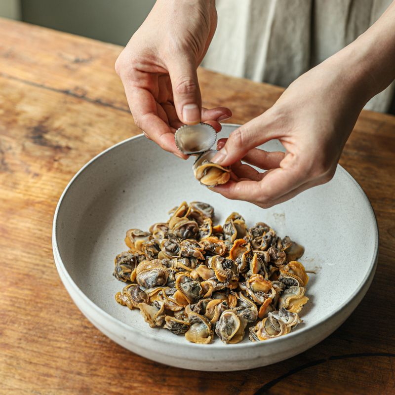 삶은 꼬막은 살만 발라주세요. 볼에 양념 재료를 넣어 섞어주세요.
(꼬막 삶은 물은 버리지 말고 해감이 덜 된 꼬막살을 씻어주세요)