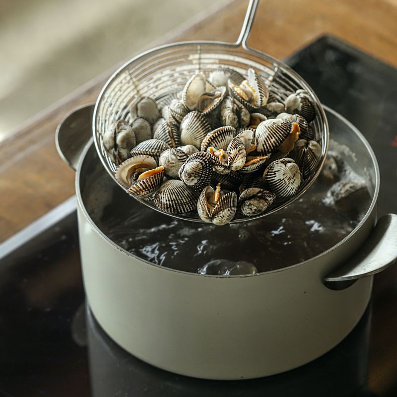 해감한 꼬막은 깨끗이 비벼 씻어주세요. 끓는 물에 청주를 넣어 온도를 떨어뜨린 다음 꼬막을 넣고 한쪽으로 저어주면서 삶다가 입이 벌어지기 시작하면 체로 건져주세요.
(꼬막은 삶을 때 한 방향으로 저어가며 삶아야 살이 한쪽으로 쏠려 껍질을 제거하기 편해요)