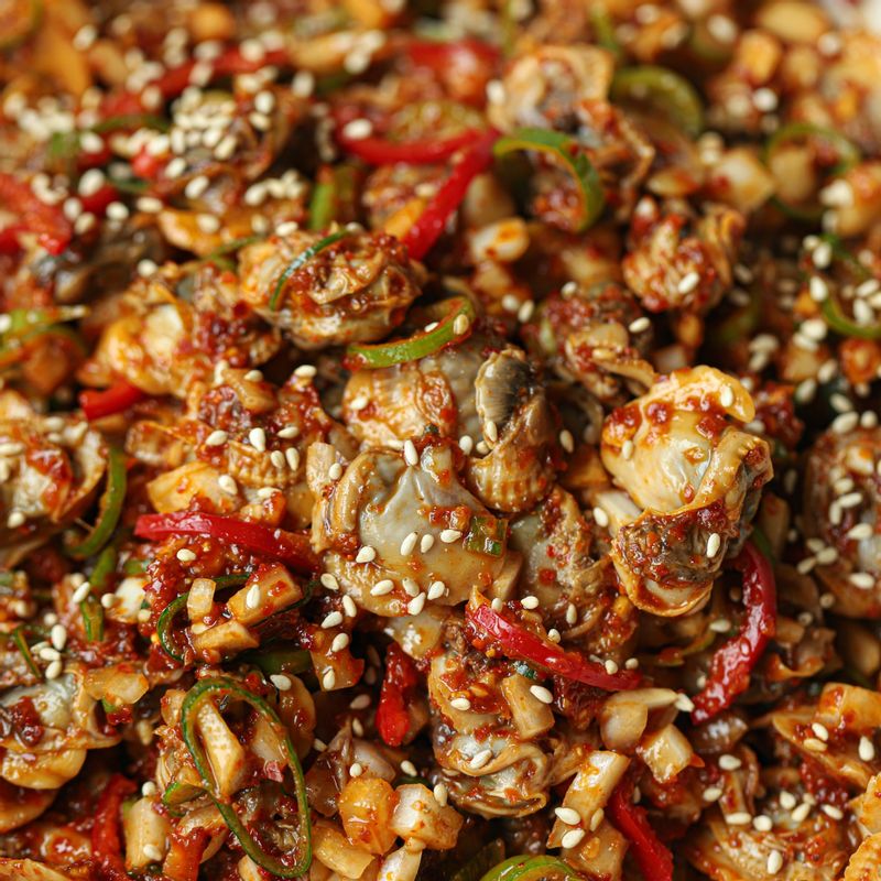 접시에 담아 통깨를 뿌려 맛있게 즐겨주세요.