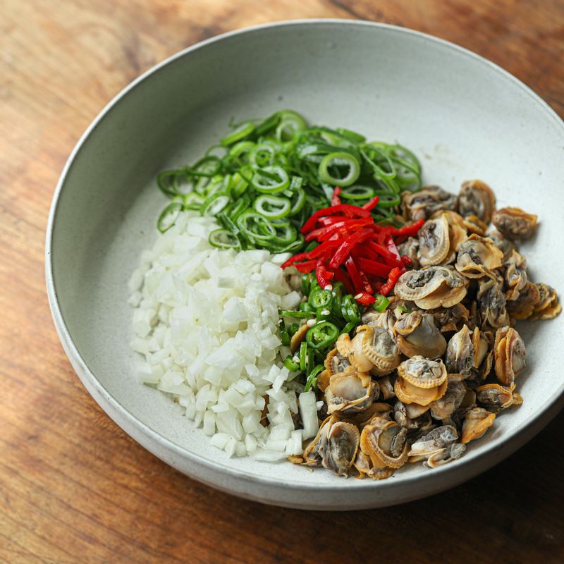 볼에 양념과 썰어둔 야채, 꼬막살을 넣어 버무려주세요.