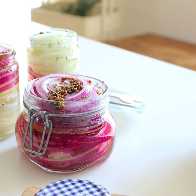 소독한 용기에 양파를 넣고 뜨거운 피클주스를 붓고, 한 김 식힌 후 뚜껑을 닫고 냉장 보관하여 하루 이상 숙성시켜주세요.