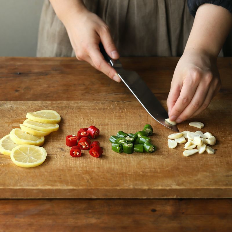 홍고추와 청양고추는 먹기 좋게 썰고 마늘은 편으로 썰어주세요. 레몬은 깨끗이 씻어 링으로 슬라이스 해 주세요.