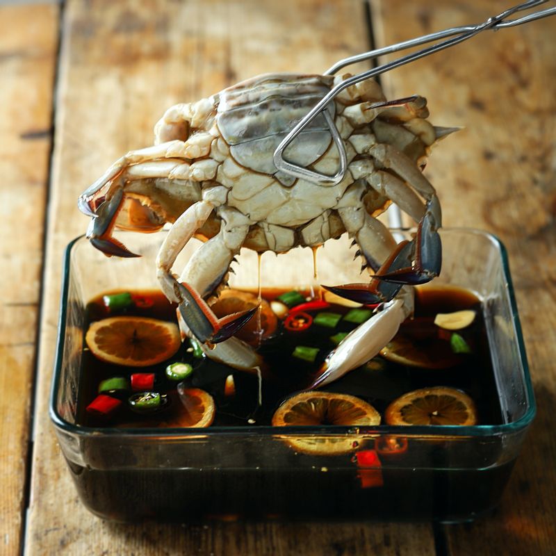 냉장고에 넣어 하루 숙성 후 국물만 따라내어 끓이고 식혀 다시 꽃게에 붓고 하루에서 이틀 정도 냉장고 넣어 숙성해 주세요.
(tip. 간장게장을 오래 두고 먹으려면 꽃게와 간장 물을 따로 나눠 냉동고에 넣어 보관해 주세요.)