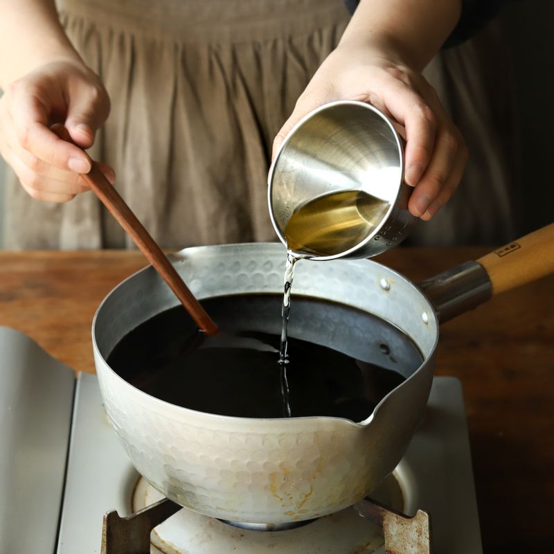 냄비에 가다랑어 육수 6컵과 간장양념 재료를 넣고 끓인 후 식혀주세요.
(tip. 국물이 팔팔 끓으면 불을 꺼 주세요.)