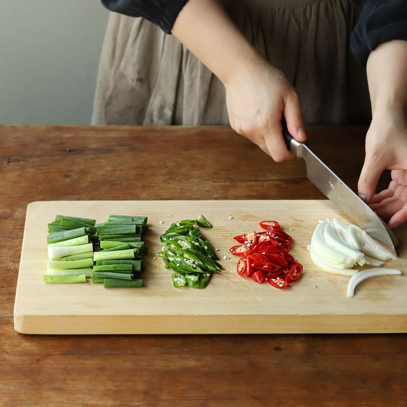홍고추와 청양고추는 어슷하게 썰고 양파는 채를 썰어주세요. 쪽파는 4센치 길이로 썰어주세요.